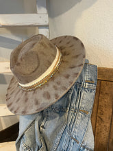 Load image into Gallery viewer, Subtle Shimmer