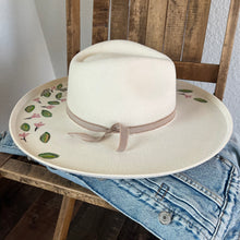 Load image into Gallery viewer, Ivory and Flowers (Wool Wide/Scoop Brim) 57cm