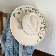 Load image into Gallery viewer, Ivory and Flowers (Wool Wide/Scoop Brim) 57cm
